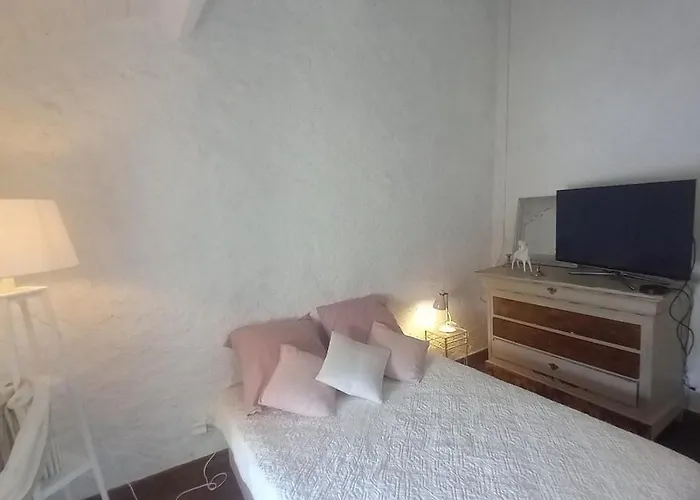 Сasa de vacaciones Maison De Charme, Raffinée Dans Village Historique